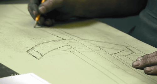 本物の鍛冶屋の人が作っているので、動画では、デザインを研究して設計図を書き