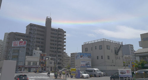 日本でもこんな感じで「環水平アーク」がみれることがあるようですが、普通は「虹」という認識で終わりそうで、今回のサウスカロライナの大空の画像のように、雲の形とセットになった、ゼルネアスの頭っぽい形状のものが見れる