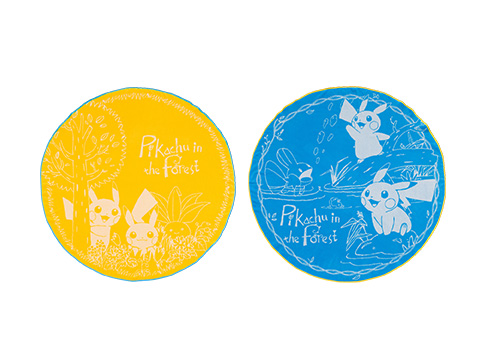 ラウンドタオル Pikachu in the forest （イエロー／ブルー）　各5,000円（★）