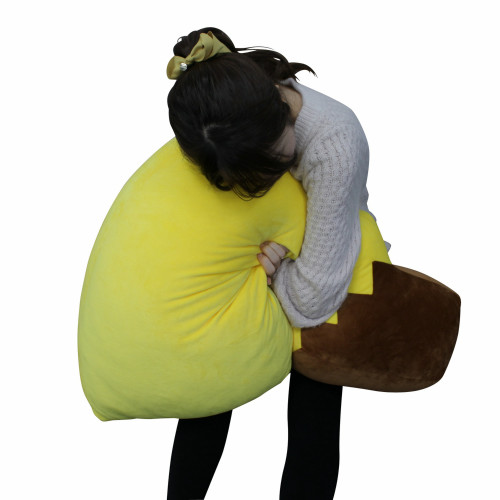 「抱き枕 ピカチュウのしっぽ」は、サイズが「約108×40×11:cm」、重さが「1821g」という、超巨大なしっぽ抱き枕