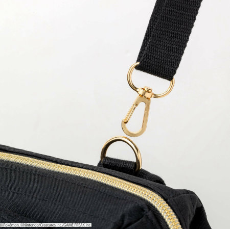 ポケモンデザインのショルダーバッグは、レザー調のタグにピカチュウのシルエットが箔押しされた、ワイヤー入りショルダーバッグ