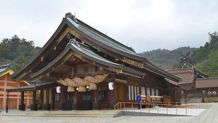 「碧の仮面」のメインビジュアルに描かれている神社は、島根県の出雲大社っぽいとも言われており、これをもって中国地方のモチーフ