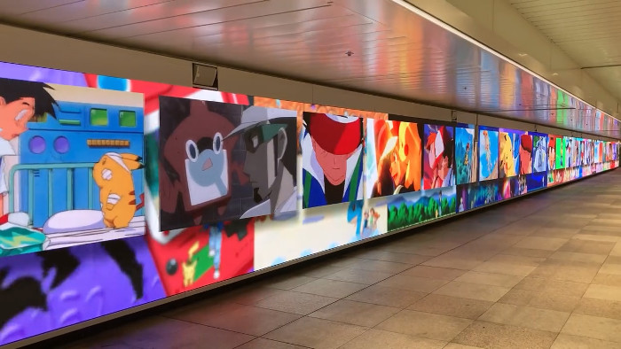 JR新宿駅の改札外の東西自由通路に設置されている巨大なデジタルサイネージで名場面の動画が流されている