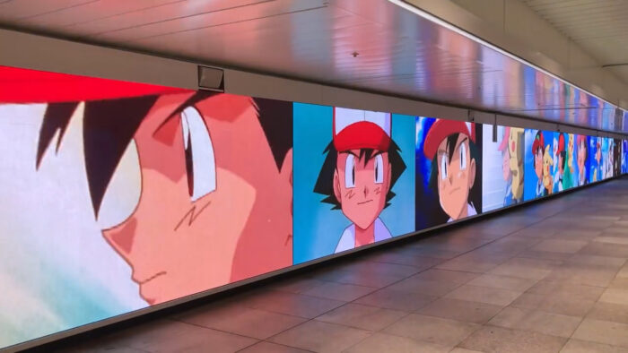 ポケモン アニメ、新宿駅に巨大なデジタルサイネージ。名場面を流しラストを告知